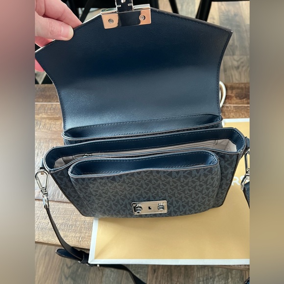 Michalel Kors Model Number 35S1SXOM2B / ROSE MESSENGER - Picture 11 of 15